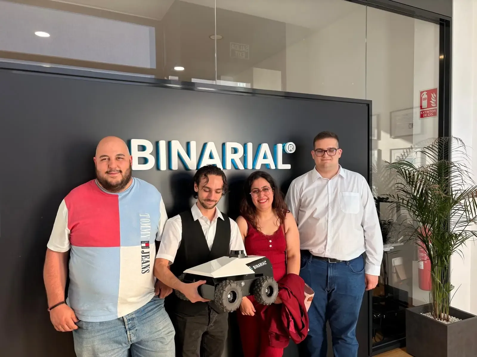 Miembros de VORTEx UVigo visitando BINARIAL